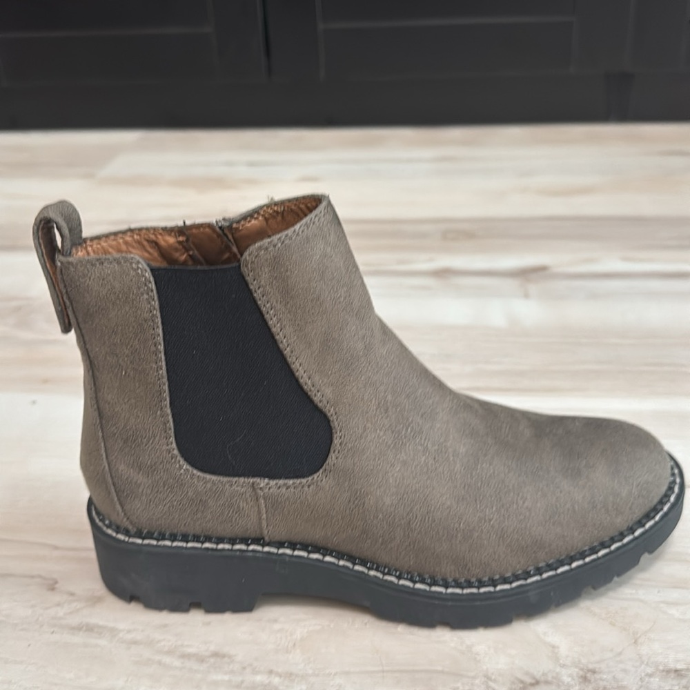 Eurosoft Bethan Chelsea Boots Gray Black Lug Sole Comfort Booties Size 7 - Picture 3 of 9